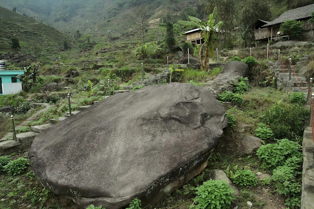On the rocks at the Sapa Ancient Stone Gallery, visitors can see unique patterns and carvings